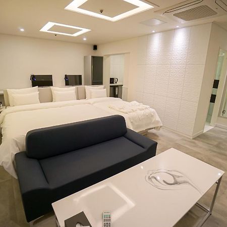 Ekklim Classic Hotel Pyeongtaek Bagian luar foto