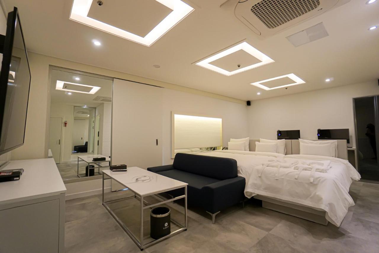 Ekklim Classic Hotel Pyeongtaek Bagian luar foto